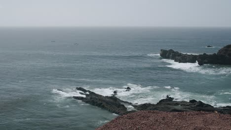 Meeresküste-Mit-Rauen-Lavafelsen-Auf-Den-Kanarischen-Inseln-Lanzarote