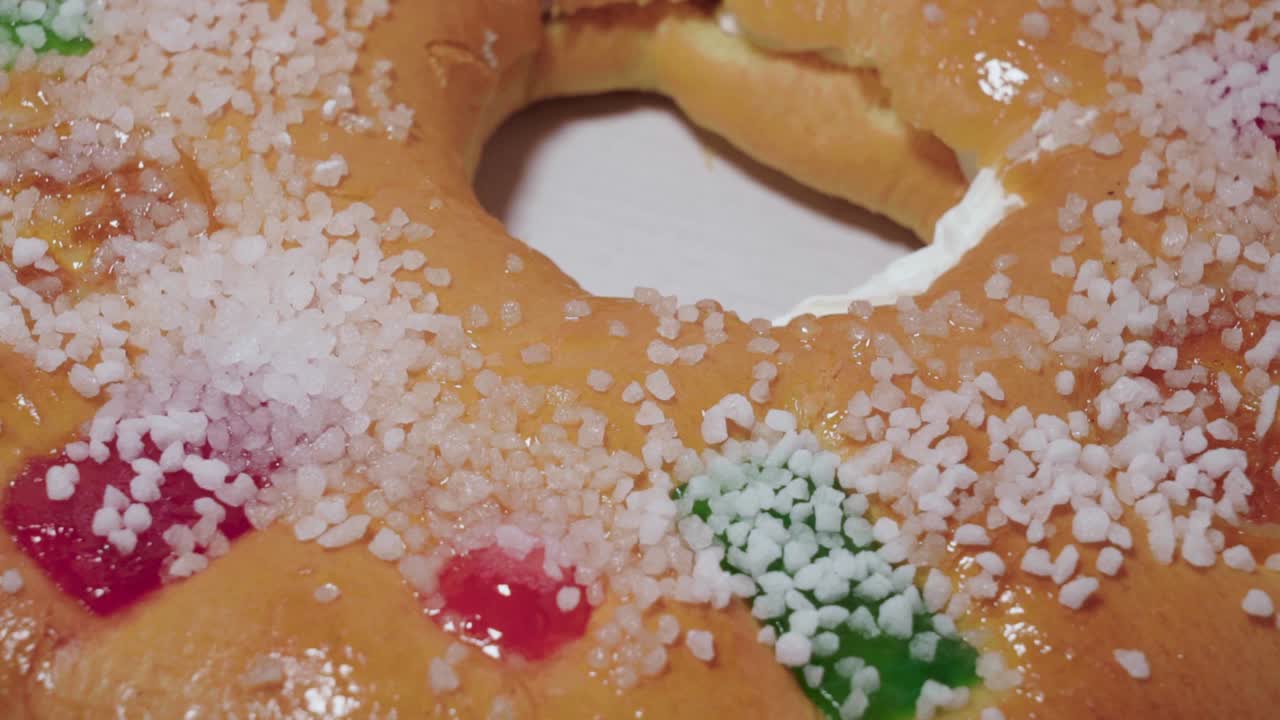 pastelería navideña española roscón de reyes giratorio, primer plano de ángulo alto