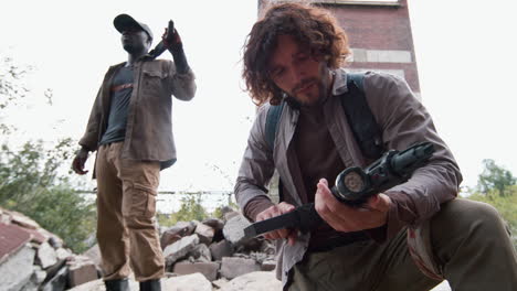 hombres vigilando un edificio abandonado