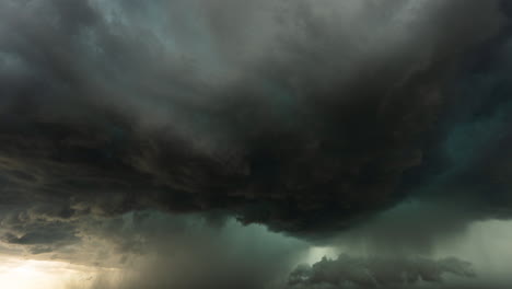 Black Clouds Take Over the Sky in This Dramatic 4K Timelapse