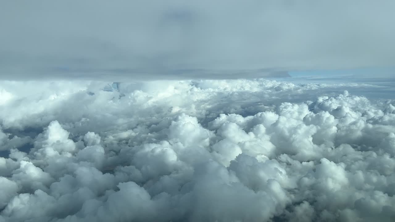 vista aérea desde una cabina volando entre capas de nubes sobre el mar mediterráneo