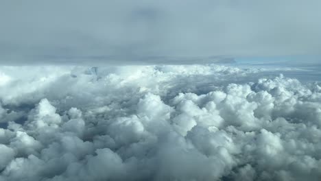 地中海上空的雲層之間飛翔的駕駛<unk>中的空中景色