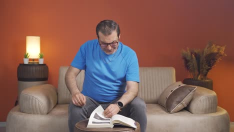 el hombre soñoliento bostezó.