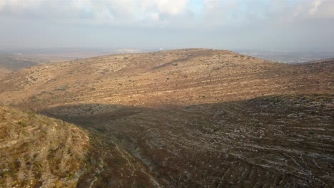vista aérea sobre un gran wadi con roca sedimentaria suave, el desierto de arava