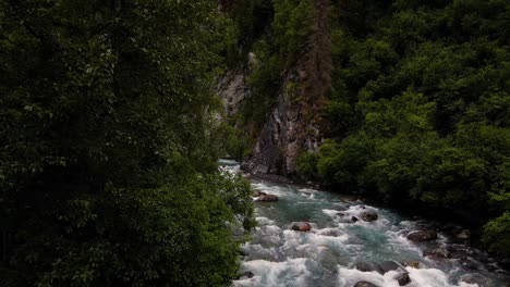 Imágenes-Aéreas-De-Drones-De-4k-Cerca-De-Un-Arroyo-Con-Rocas-Y-Agua-Corriente-En-Alaska-Durante-El-Verano