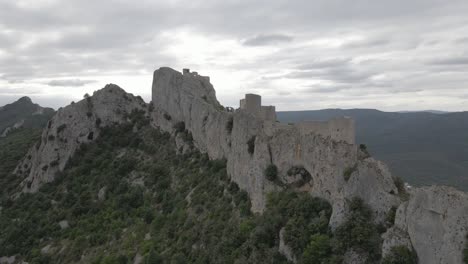 Rising-aerial-reveals-historic-cliff-top-Cathar-castle,-Peyrepertuse