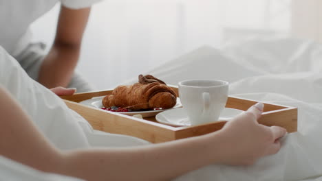 desayuno en la cama para una pareja