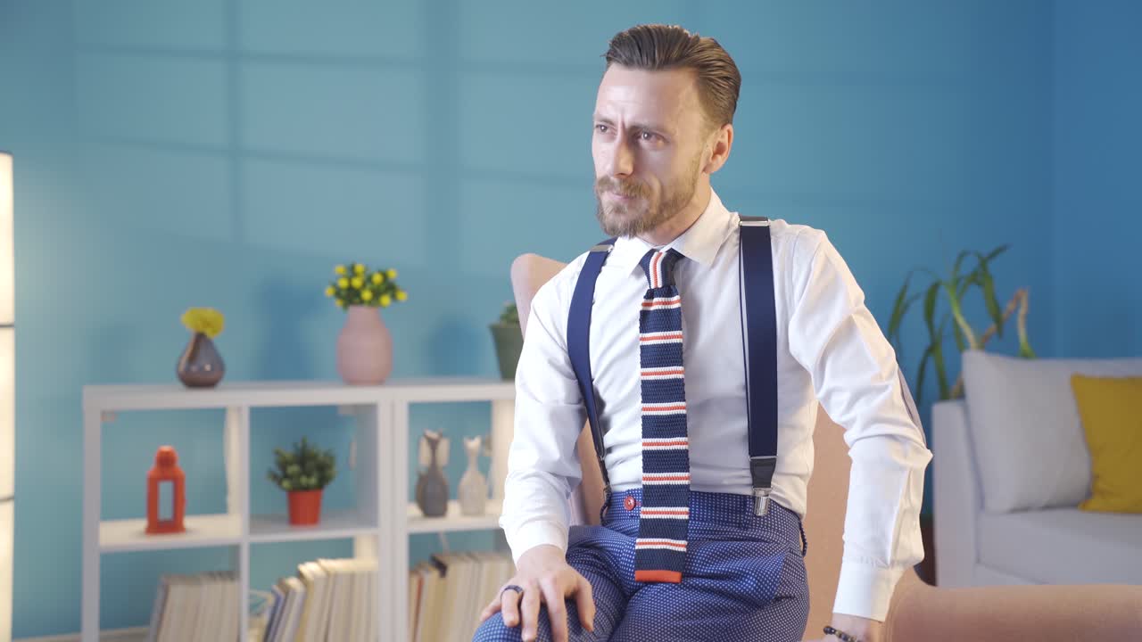 예 ⁇ 고 우아한 사업가가 집에 혼자 있고 화가 난다. 스타일리쉬하고 스타일리쉬한 남자가 집에.