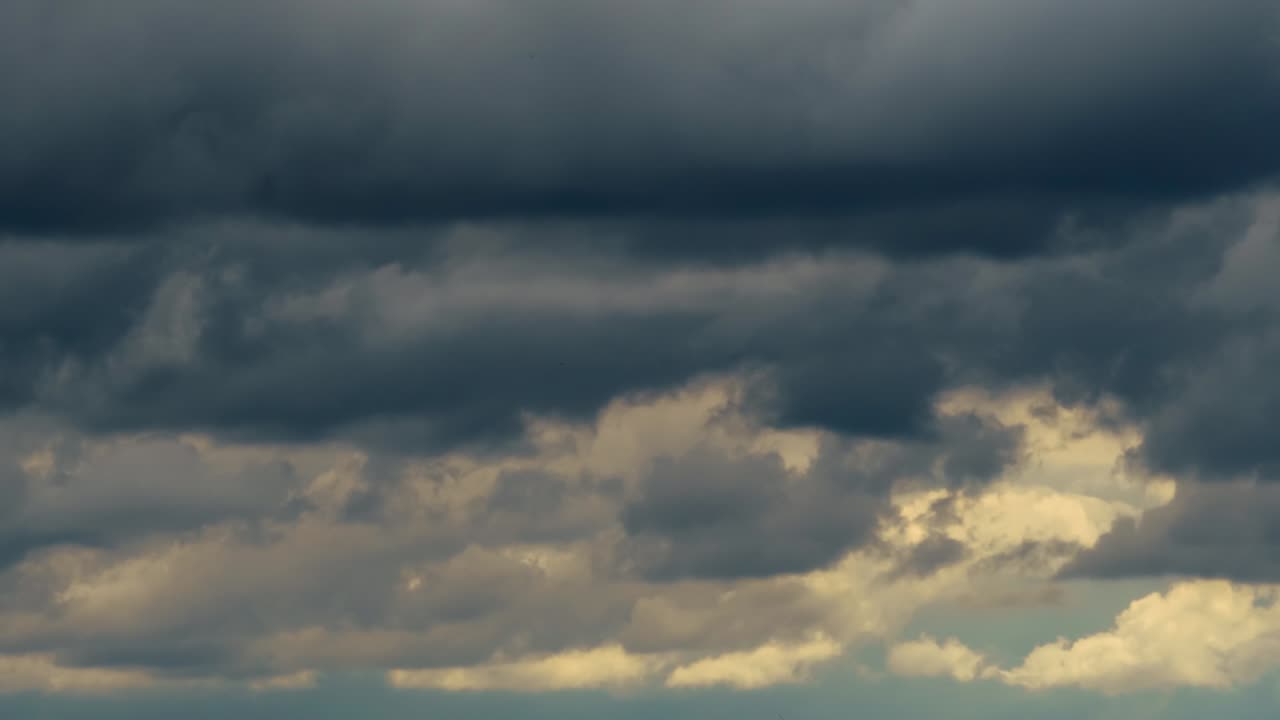 폭풍우와 함께 아름다운 어두운 극적인 하늘 비가 오기 전에 시간 경과