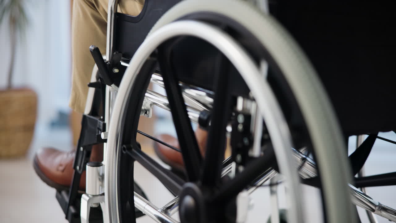 체어에 앉은 사람