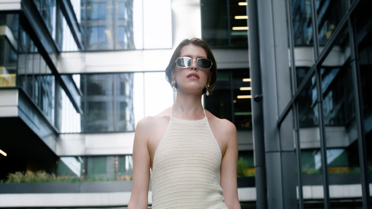 선글라스를 입은 우아한 여자