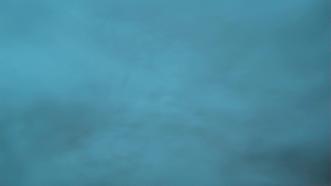 tiro pov en cámara lenta de un hombre saltando del techo de su casa y en una piscina debajo