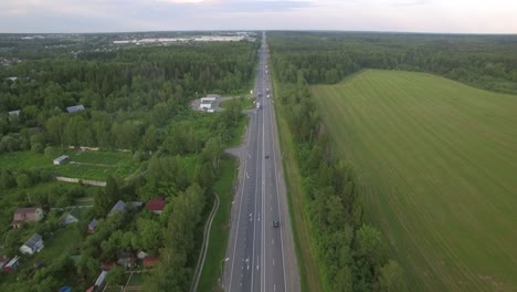 volando sobre la carretera en el campo de rusia