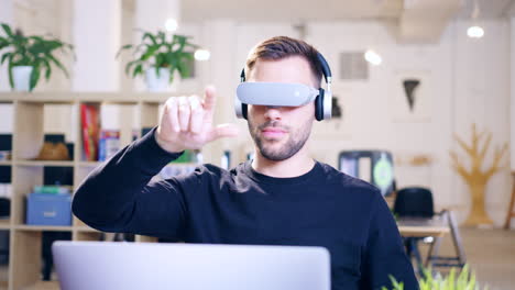 el hombre usa auriculares de realidad virtual en
