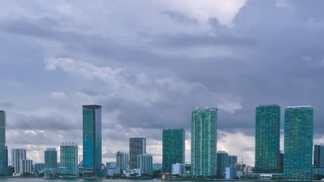 Vista aérea do horizonte de Miami com edifícios e nuvens no céu