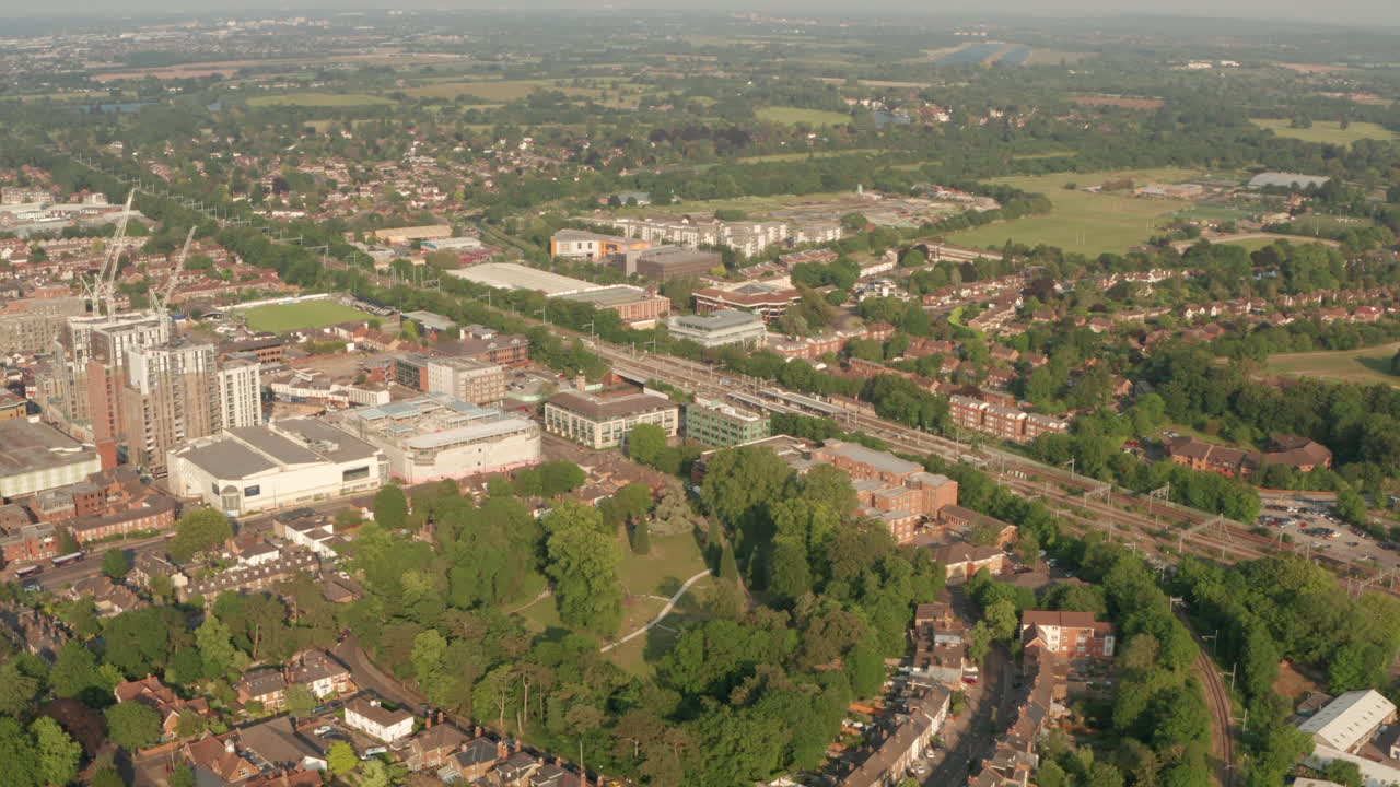 tomada aérea de un amplio círculo de la estación de tren de maidenhead