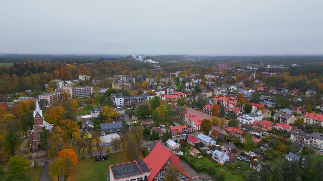 시골 마을을 드러내는 리투아니아 웰니스 타운 비르스토나스 위의 드론