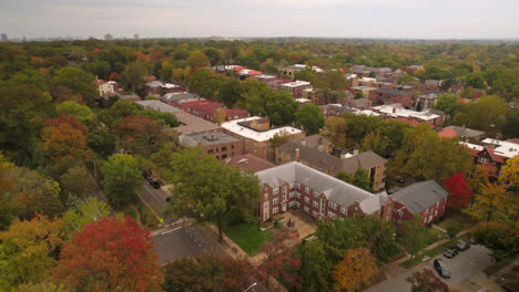 Sobrevuelo-Aéreo-Del-Barrio-Wydown-Con-Edificios-De-Apartamentos-En-Otoño