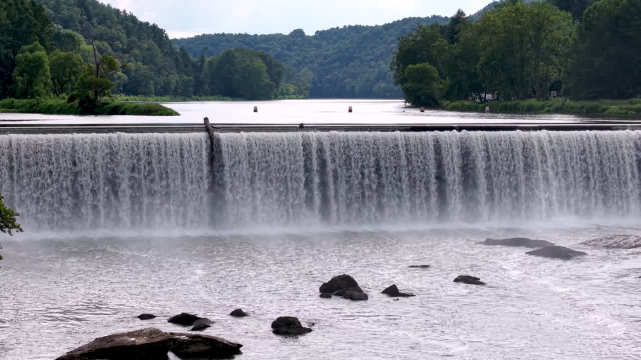 프리스 버지니아의 폭포 위로 흐르는 물의 항공 파노라마