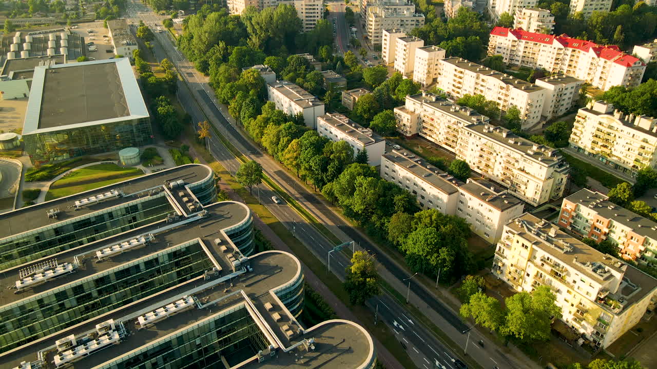 폴란드 그디니아(gdynia)에 있는 주택 블록 단지 옆에 있는 현대 개발 건물의 공중 기울기