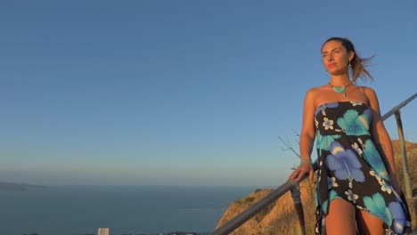 niña caucásica en el camino de la escalera a través del mirador de la colina del castillo en la ciudad de townsville, queensland, australia