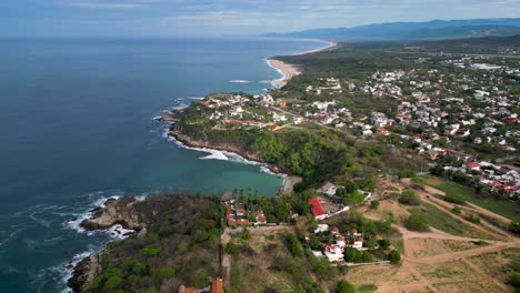 Por-Encima-De-Las-Casas-De-La-Costa,-Vista-Aérea-De-Las-Playas-Carrizalillo-Y-Bacocho-En-Puerto-Escondido,-Oaxaca,-México