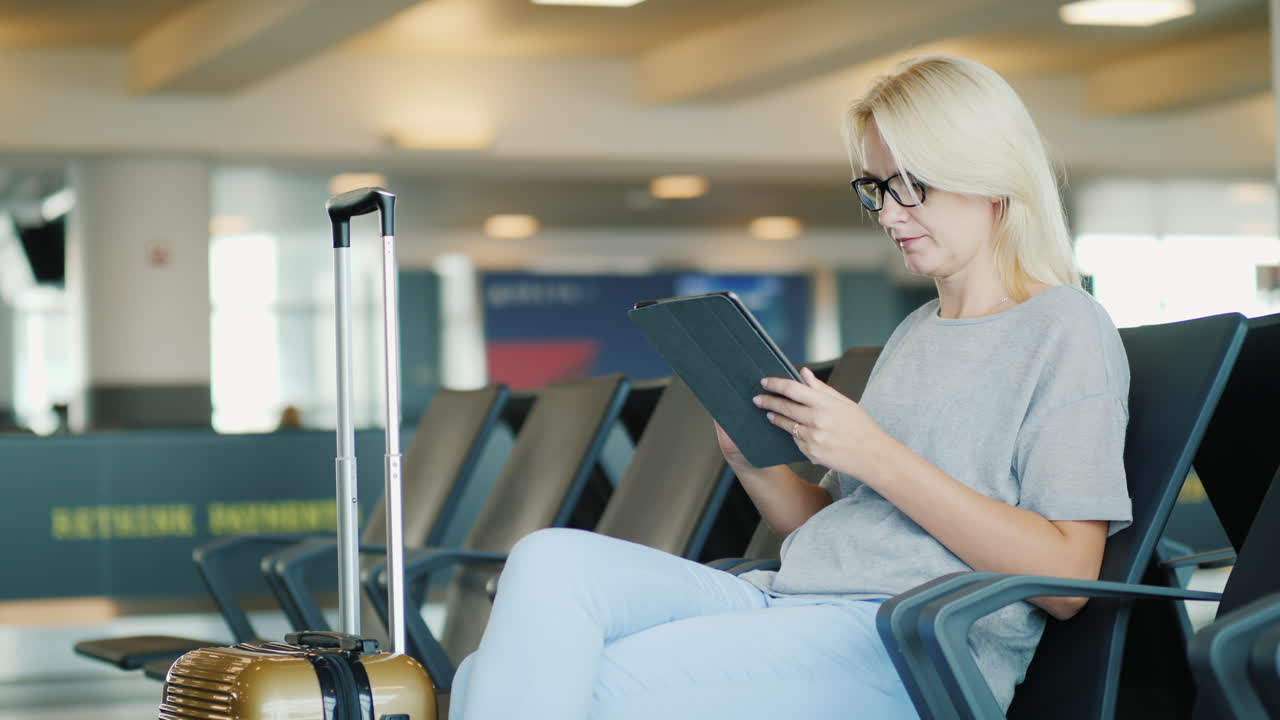 mujer de negocios usa tableta en el aeropuerto