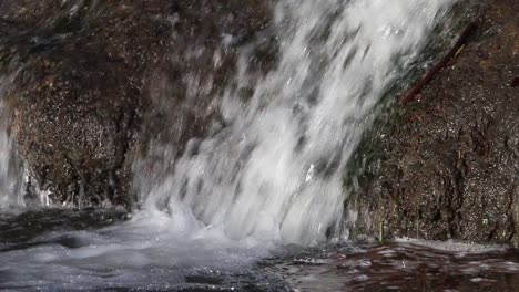 Ein-Kleiner-Wasserfall.-Winter.-Vereinigtes-Königreich