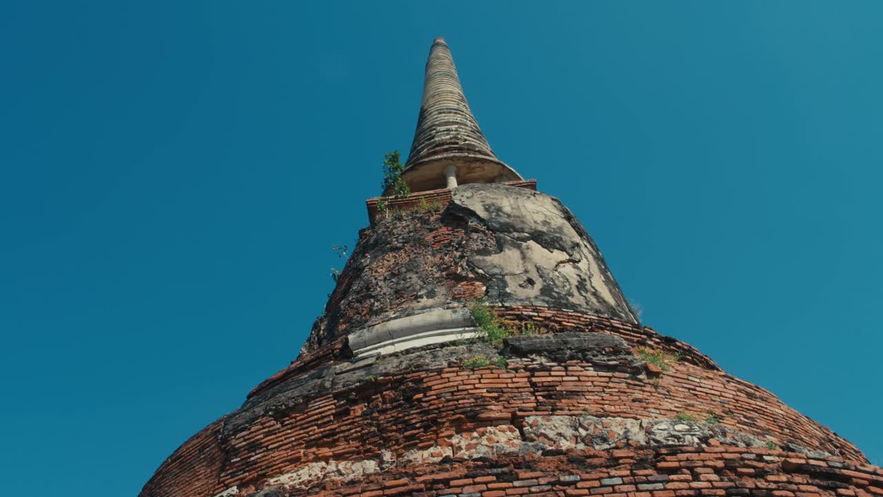 Cinematico 4K: stupa in movimento con angolazione bassa ad Ayutthaya