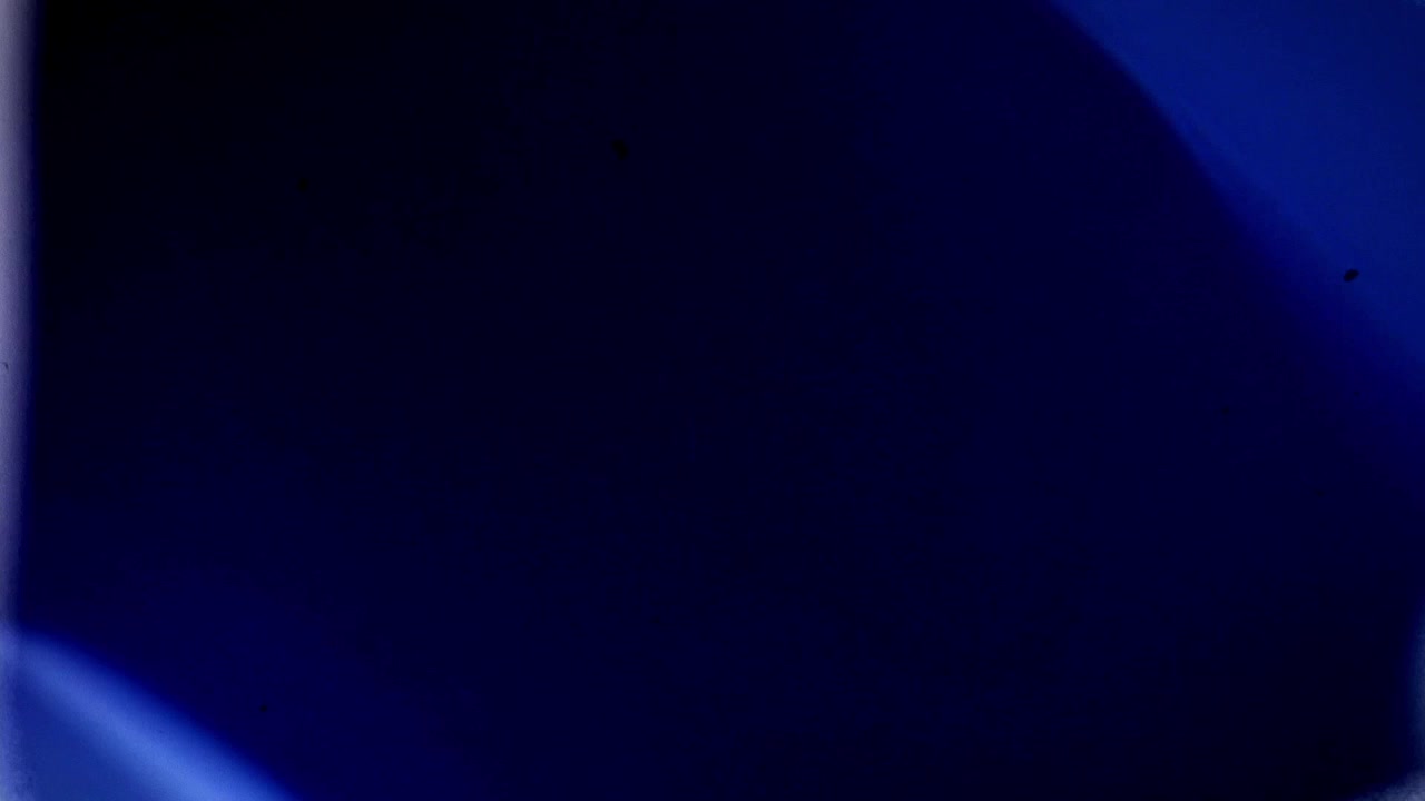 Fughe di luce blu astratte con graffi e polvere di pellicola vintage