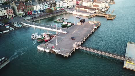 Vista-Aérea,-Puerto-De-Irlanda-En-La-Ciudad-De-Cobh,-Agua-Azul-Y-Barcos-Amarrados