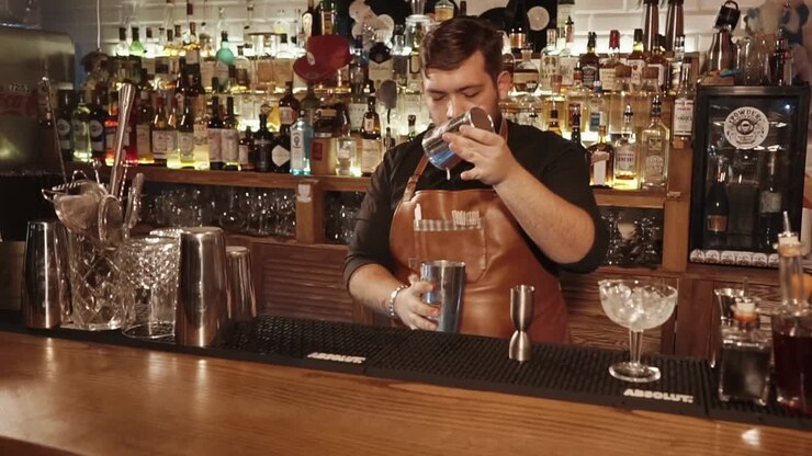 Il barista che fa i cocktail in un bar