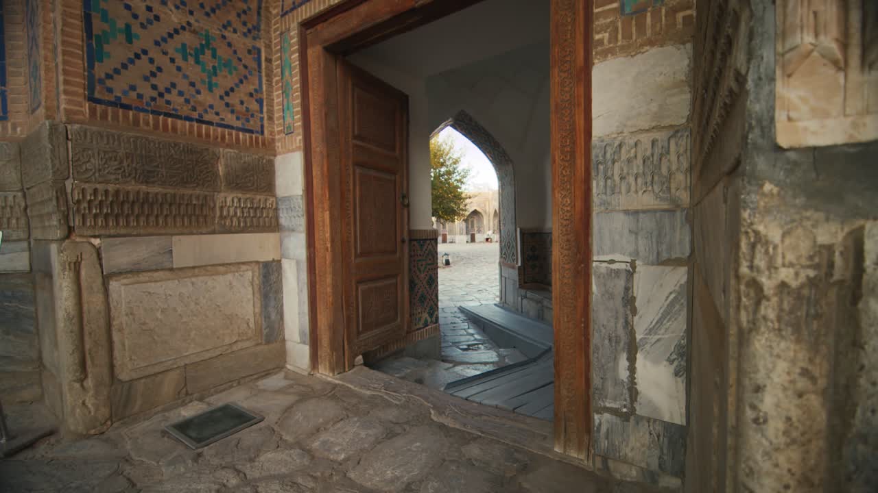 registan ciudad de samarcanda uzbekistán puertas de tillya kari madrasa arquitectura islámica 20 de 38