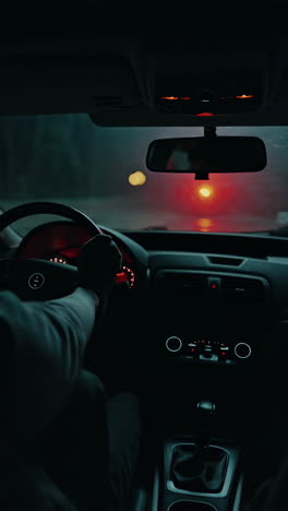conducción nocturna en un coche