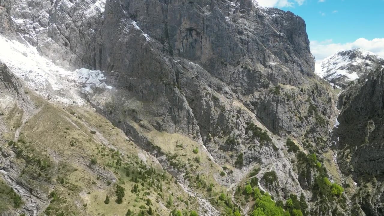 İtalya, Rifugio Settimo Alpini üzerinden havadan drone çekimi: dramatik Dolomit zirveleri, alp manzarası ve berrak ışık altında uzak dağ manzarası. Doğa ve seyahat projeleri için ideal.