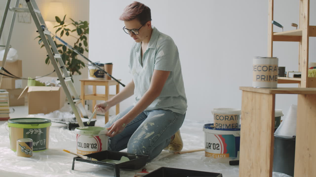 mujer pintando una habitación durante una renovación de la casa