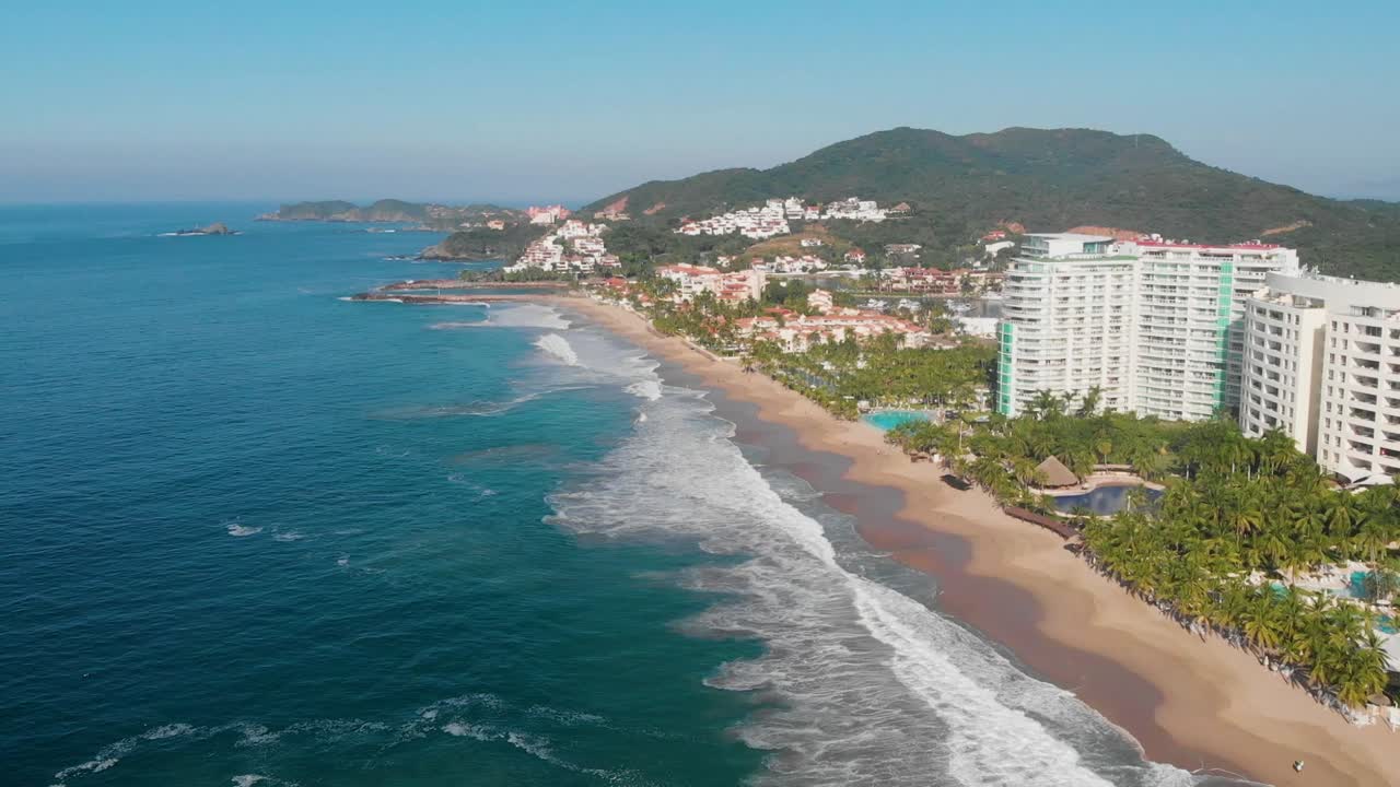 orilla del mar, junto a zona hotelera en ixtapa zihuatanejo