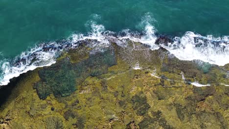 Luftbild-Von-Wellen,-Die-Sich-An-Den-Felsen-Brechen