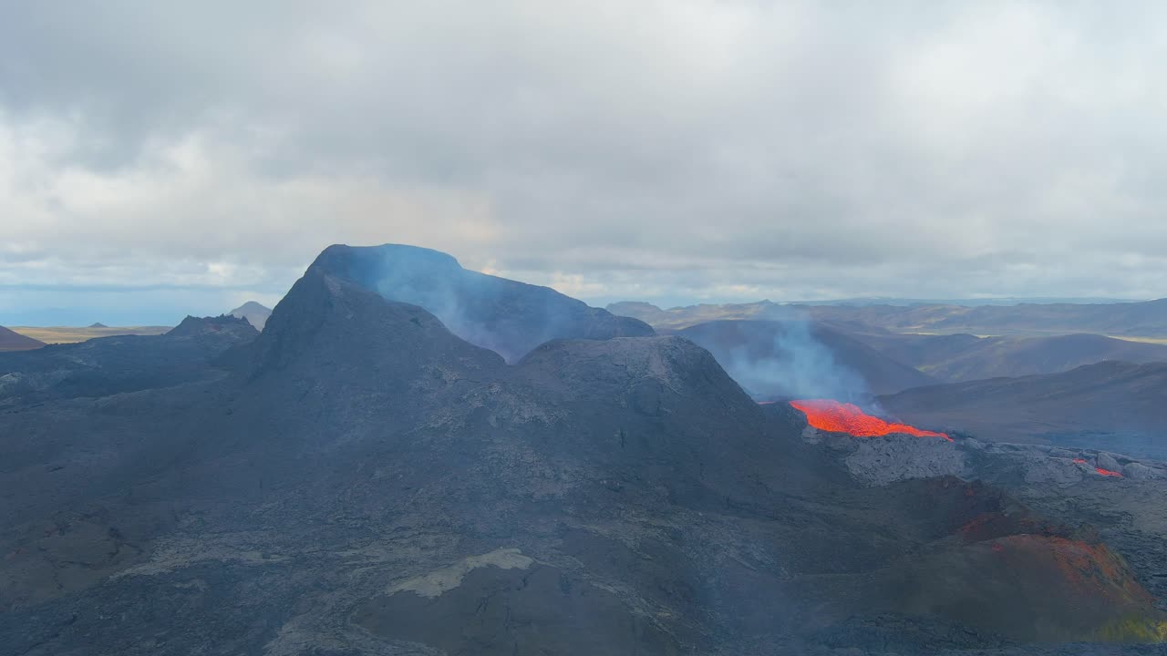 아이슬란드의 reykjanes 반도에 있는 fagradalsfjall 화산의 극적인 화산 폭발의 놀라운 드론 공중