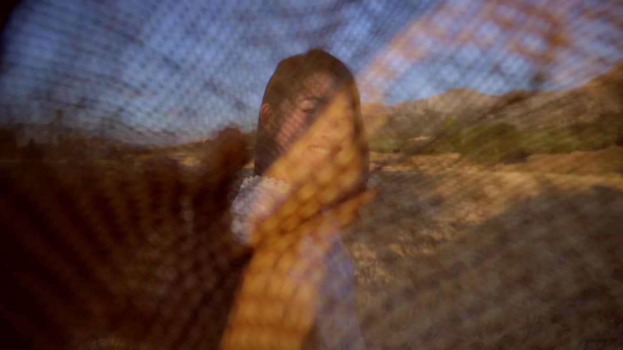 mujer asiática despreocupada corriendo en el campo por la noche