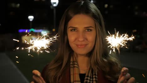 joven con chispas en la noche