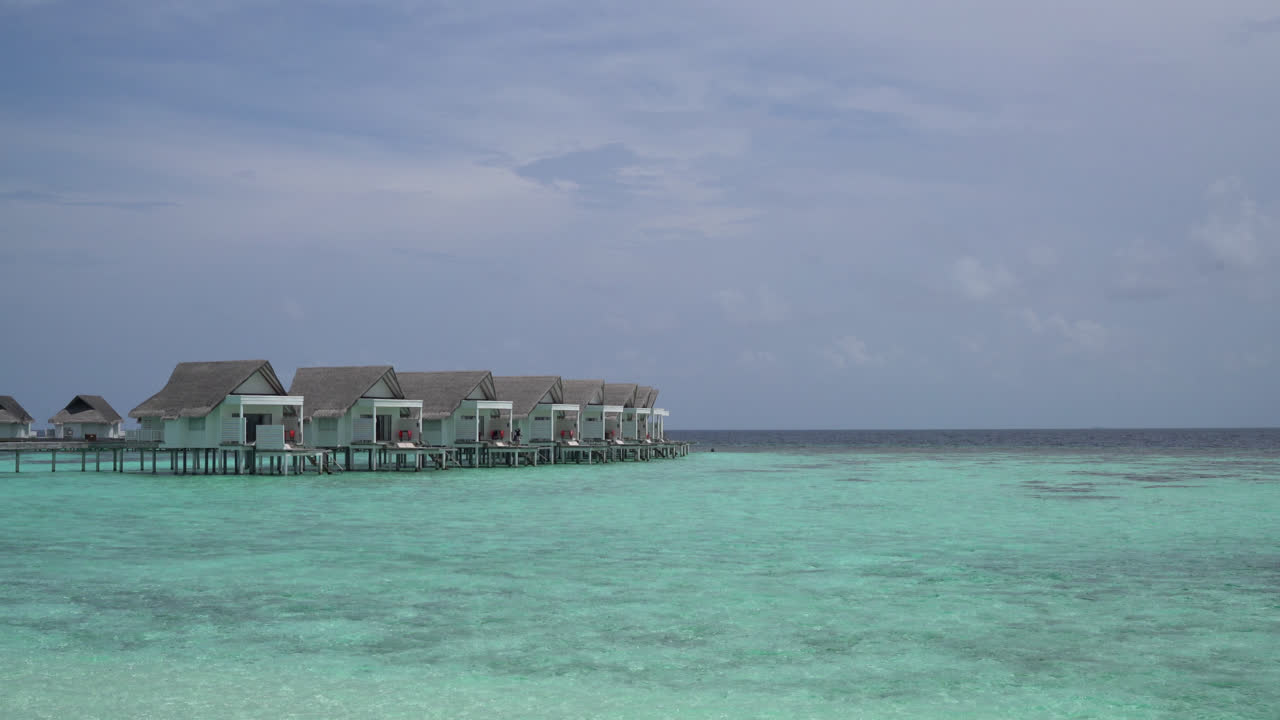 playa tropical y mar en maldivas