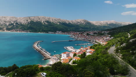 Vista-Aérea-De-Baska,-Ciudad-Turística-En-La-Isla-De-Krk,-Croacia