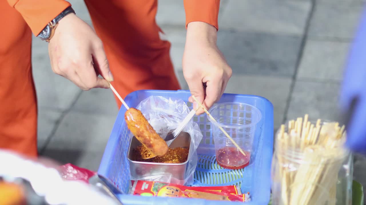 vendedor de estaciones y sirve salchichas al aire libre.