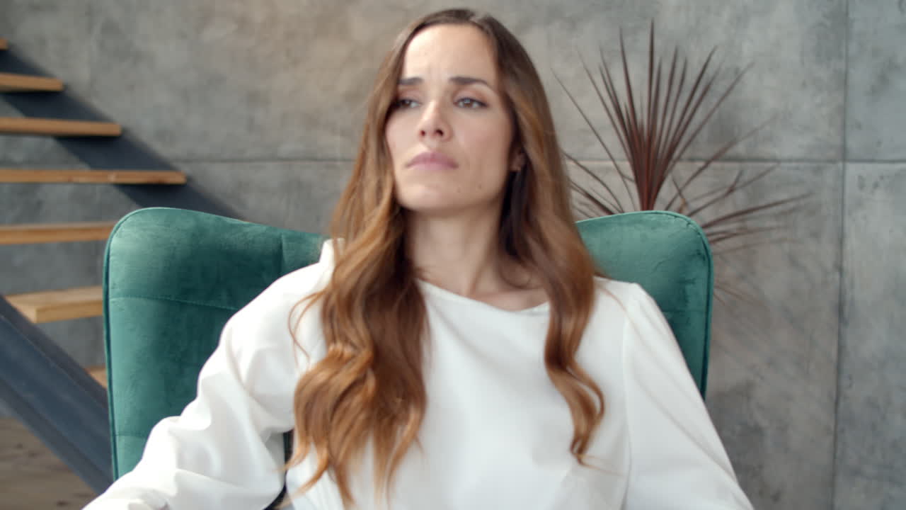 피곤한 사업가 여성이 원격 직장에서 일 후 휴식을 취하고 있습니다.