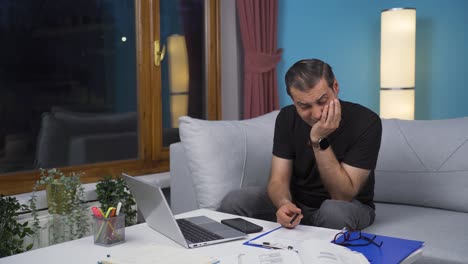 el hombre de la oficina en casa es incompetente.