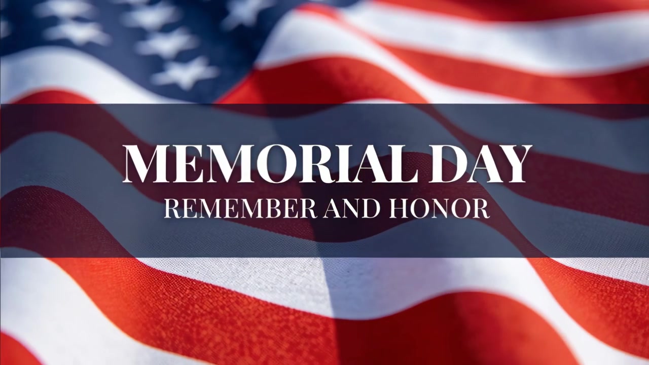 Tessuto della bandiera statunitense che sventola in primo piano, riempiendo l'inquadratura e mostrando uno striscione del MEMORIAL DAY mosso dalla brezza.