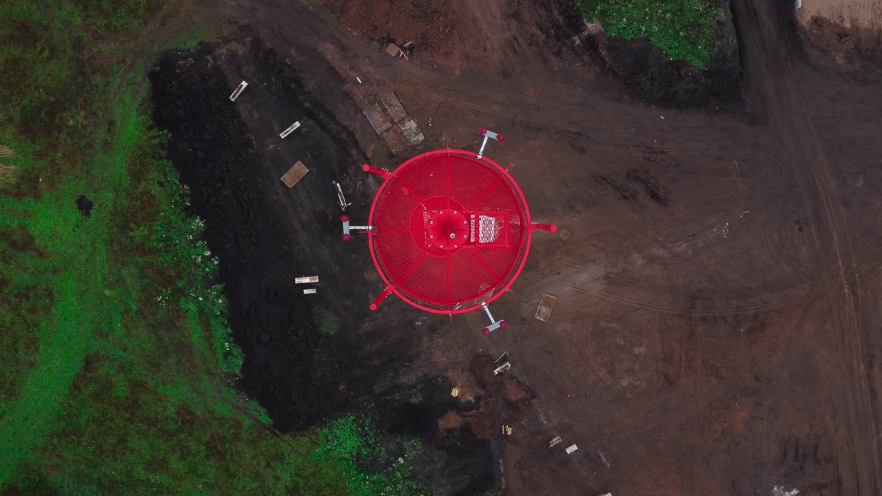 Vista aerea dall'alto di una Torre di Comunicazione Rossa