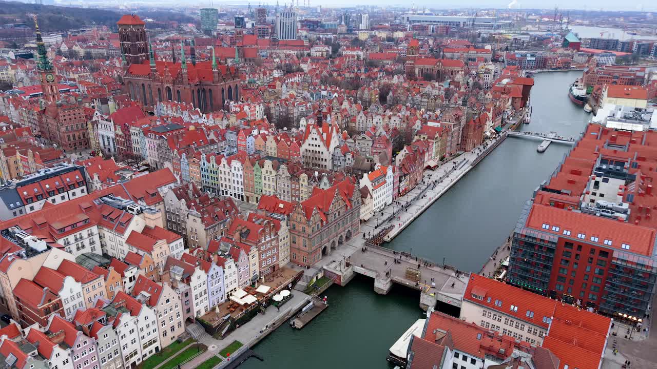 Aerial parallax, Gdansk Old Town, main town hall, Motlava River, St.Mary’s