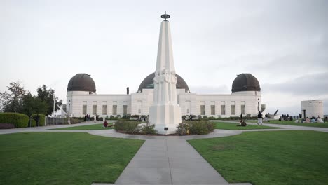 vista frontal del hermoso observatorio griffith en los angeles, california